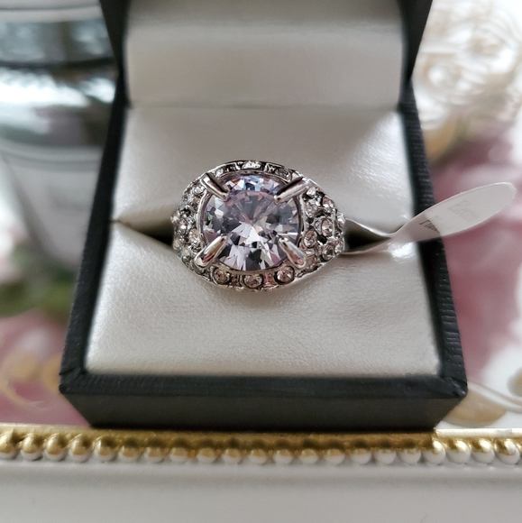 Elegant cubic zirconia crystals ring - Picture 4 of 6